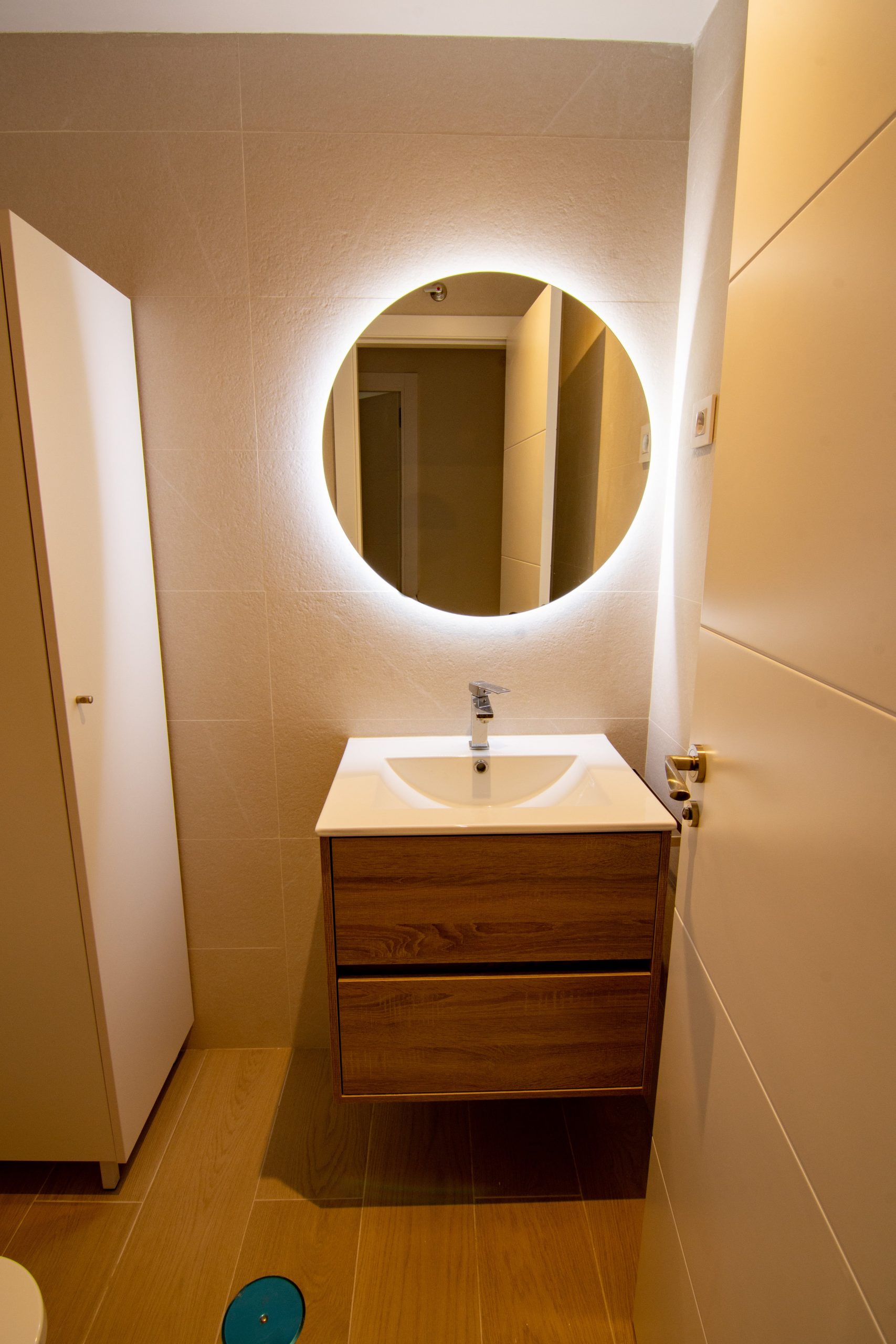 Reforma moderna en hogar en Moncloa, Madrid – acabados premium